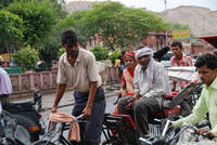 Rickshaw, with cow behind, at Chhoti Chaupar